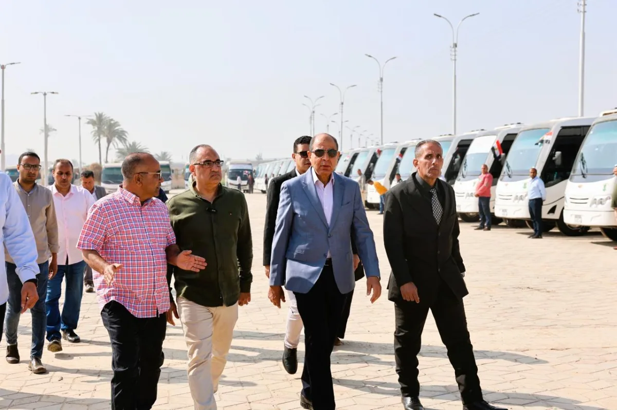 محافظ المنيا يشهد اصطفاف 73 أتوبيسًا أمام المتحف الأتوني