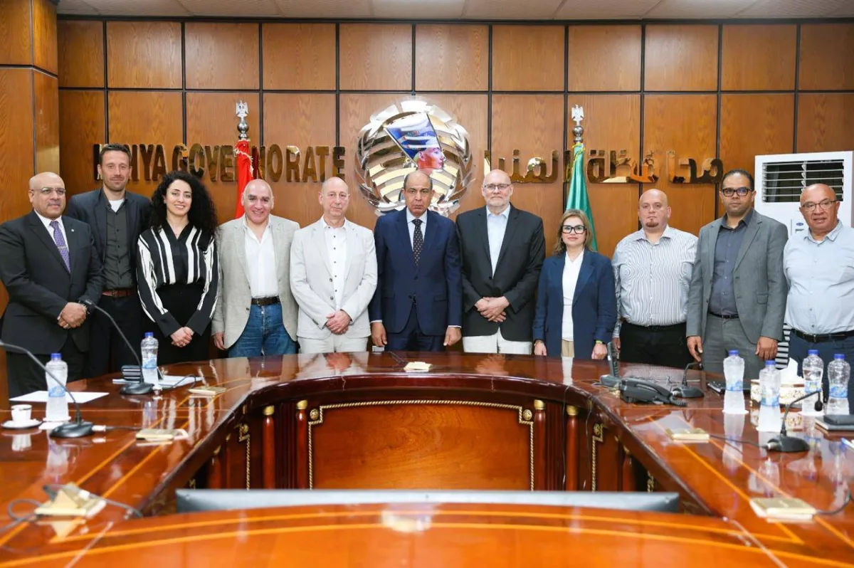 محافظ المنيا يبحث مع وفد هيئة الاستثمار وشركة “دريكسلماير” الألمانية إنشاء مصنع لإنتاج ضفائر السيارات